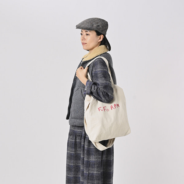 Indian de 45 Star Tote Medium Female Model
