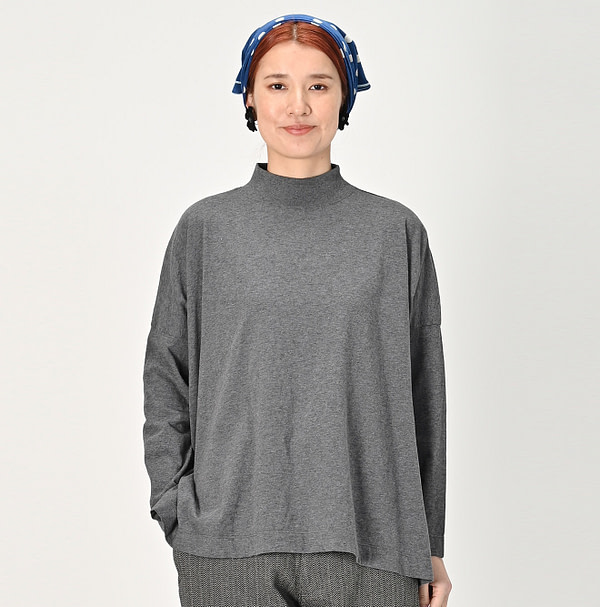 Top Dozume Tenjiku Yock Neck Big Slit T-shirt Female Model