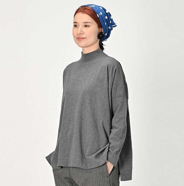 Top Dozume Tenjiku Yock Neck Big Slit T-shirt Female Model