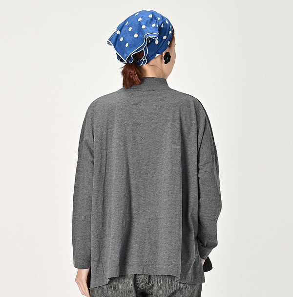 Top Dozume Tenjiku Yock Neck Big Slit T-shirt Female Model