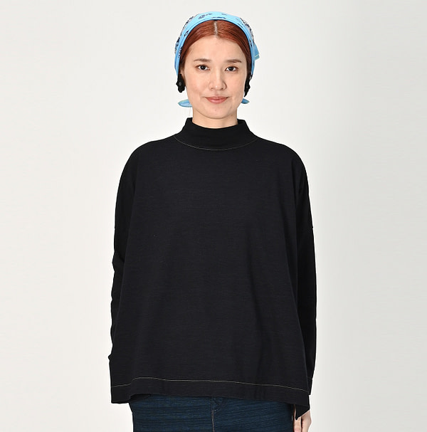 Indigo Dozume Tenjiku Yock Neck Big Slit T-shirt Female Model