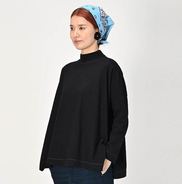 Indigo Dozume Tenjiku Yock Neck Big Slit T-shirt Female Model