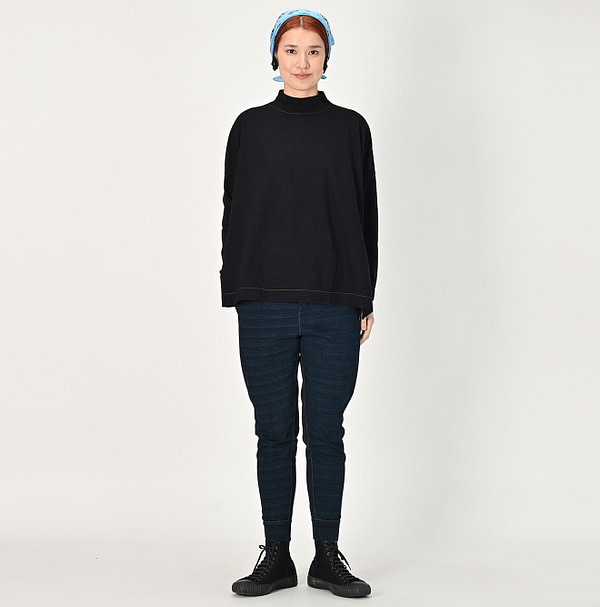 Indigo Dekoboko Tenjiku 908 Sweat Pants Female Model