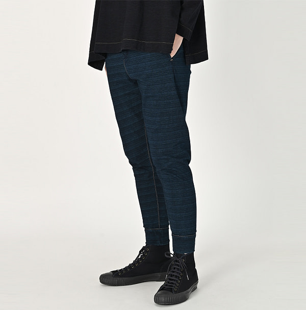 Indigo Dekoboko Tenjiku 908 Sweat Pants Female Model