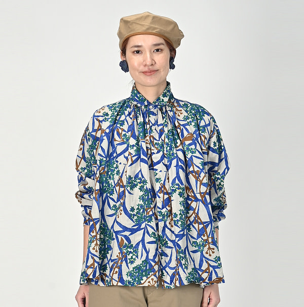 Aster Print Kushukushu Blouse Female Model