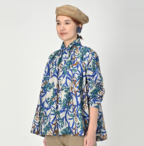 Aster Print Kushukushu Blouse Female Model