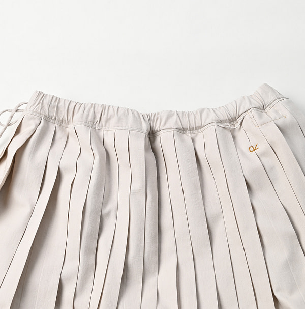 504 OX Easy Pleats Skirt Detail