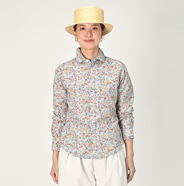 Ukiuki Flower Print Petit Loafer Shirt Female Model