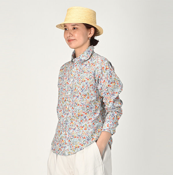 Ukiuki Flower Print Petit Loafer Shirt Female Model