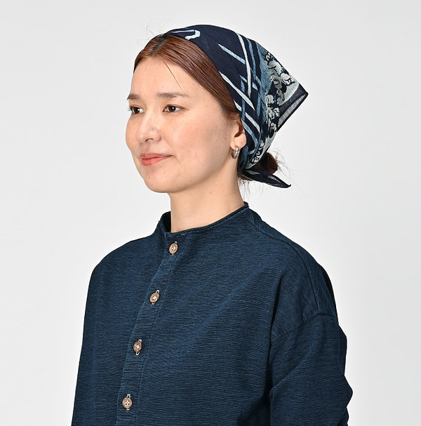 Indigo Gauze Flower Plaid Pattern Bandana Female Model