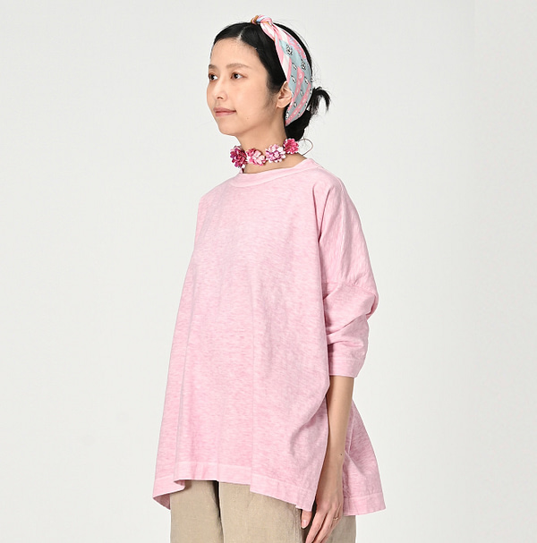 Sakura Big Slit T-shirt Female Model