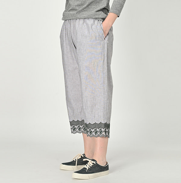 Hakeme Cutwork Petite Pants Female Model