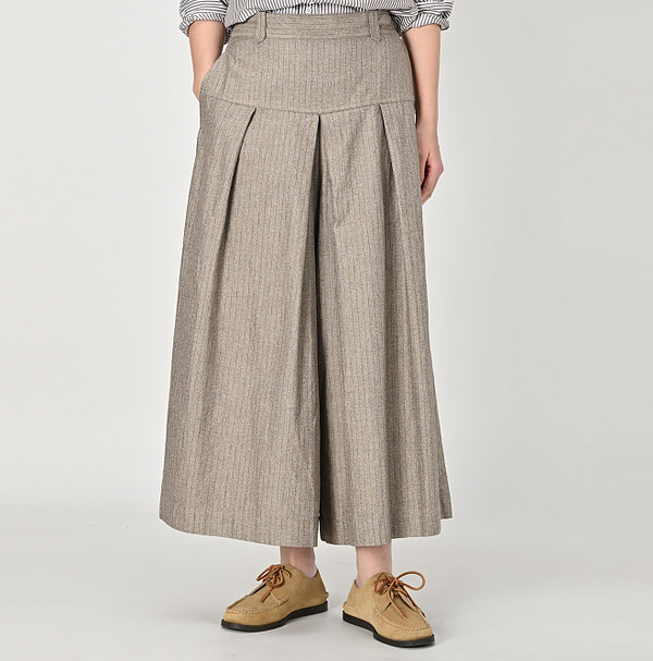 Yorimoku Cotton Tweed Culotte Skirt Female Model