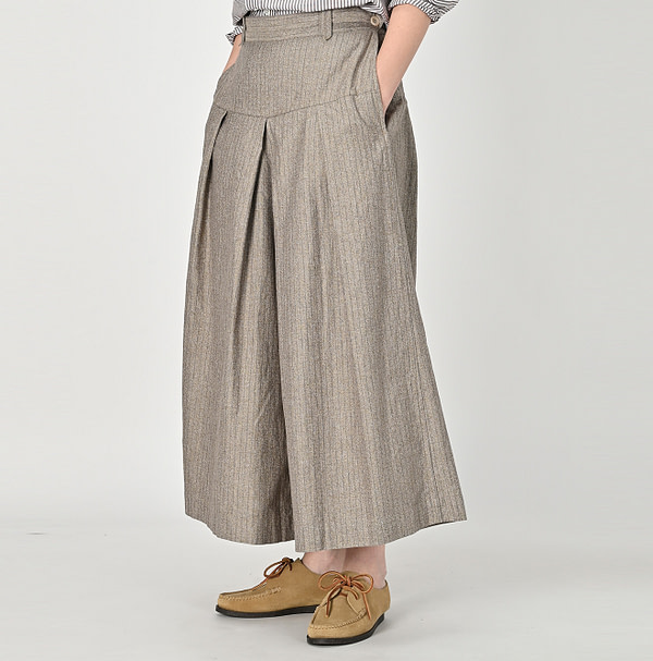 Yorimoku Cotton Tweed Culotte Skirt Female Model