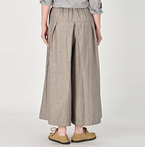 Yorimoku Cotton Tweed Culotte Skirt Female Model