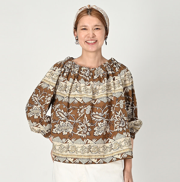 Sarasa Block Print Puff Blouse Female Model