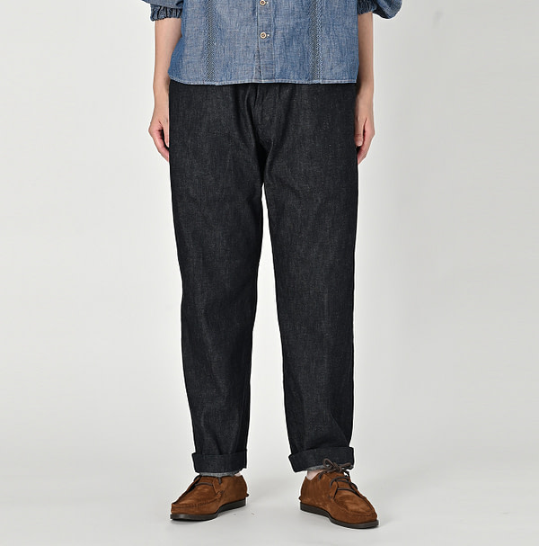 Mugihiko Denim Easy Slacks MEN Female Model