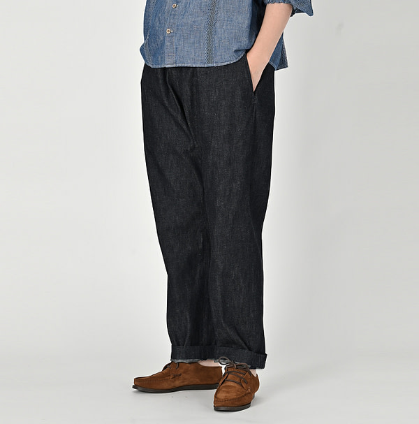 Mugihiko Denim Easy Slacks MEN Female Model