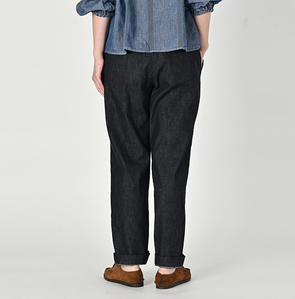 Mugihiko Denim Easy Slacks MEN Female Model