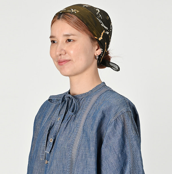 Gauze Picture Book Bandana Female Model