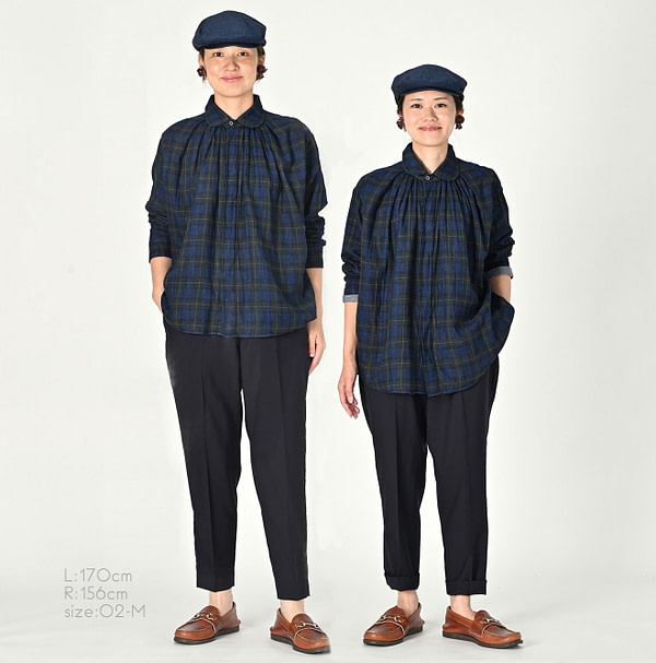 Indigo Fuwafuwa Double Woven Tuck Blouse Female Models