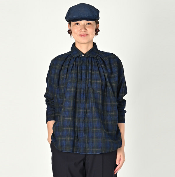 Indigo Fuwafuwa Double Woven Tuck Blouse Female Model