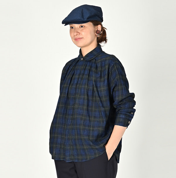 Indigo Fuwafuwa Double Woven Tuck Blouse Female Model