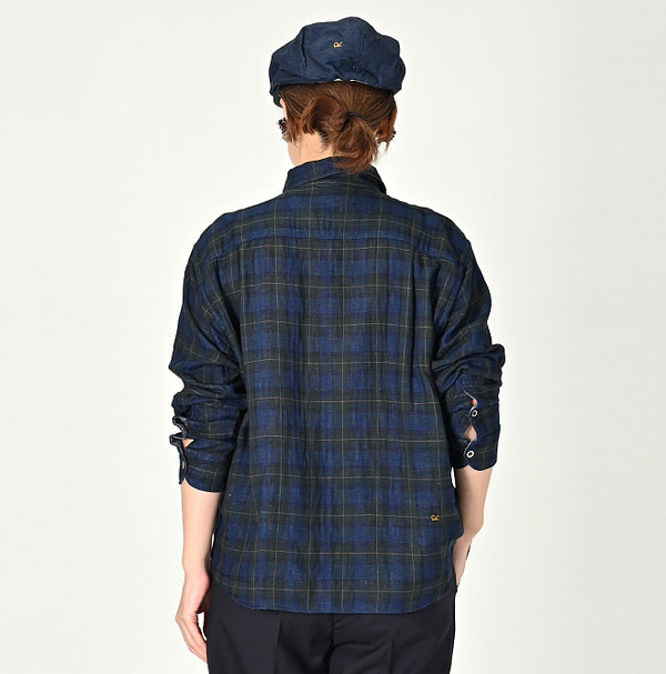 Indigo Fuwafuwa Double Woven Tuck Blouse Female Model