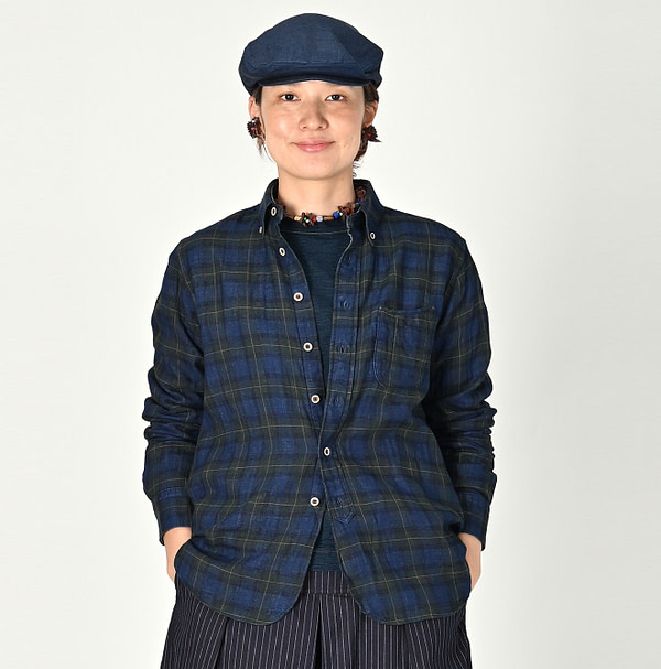 Indigo Fuwafuwa Double Woven 908 Loafer Button Down Shirt Female Model