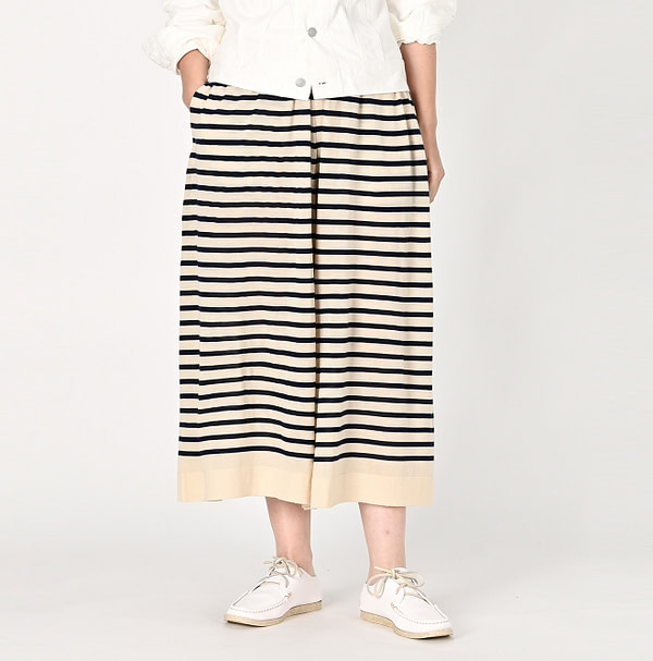 Combed Wool Basque Tenjiku Easy Pants Female Model