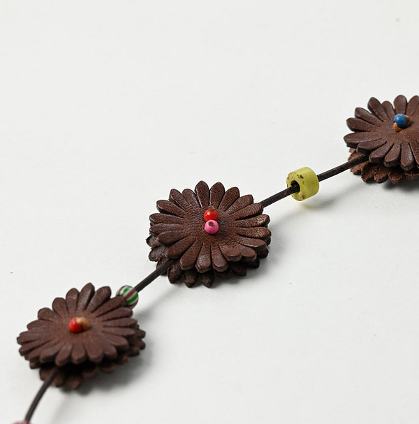 Leather x Glass Beads Flower Necklace Detail