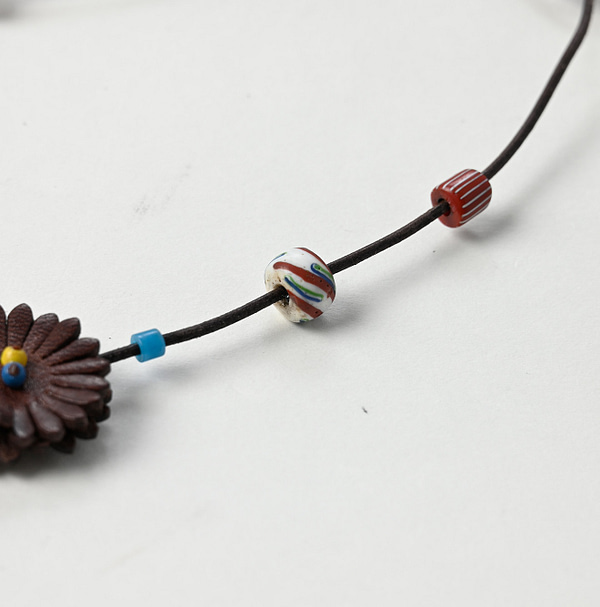 Leather x Glass Beads Flower Necklace Detail