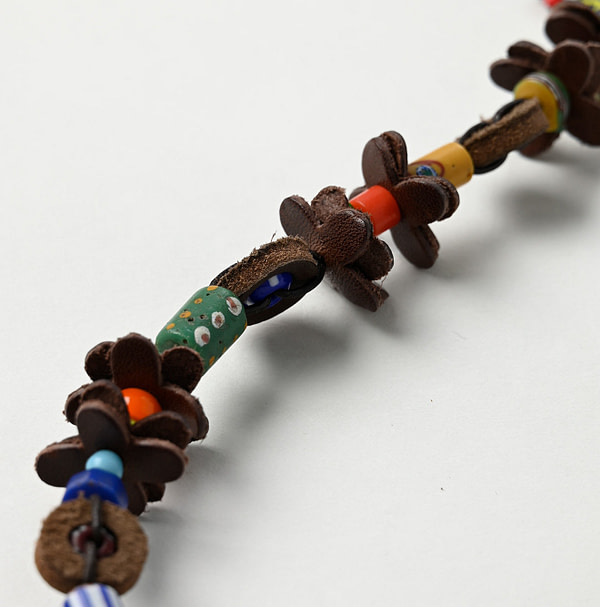 Leather x Glass Beads Round Flower Necklace Detail