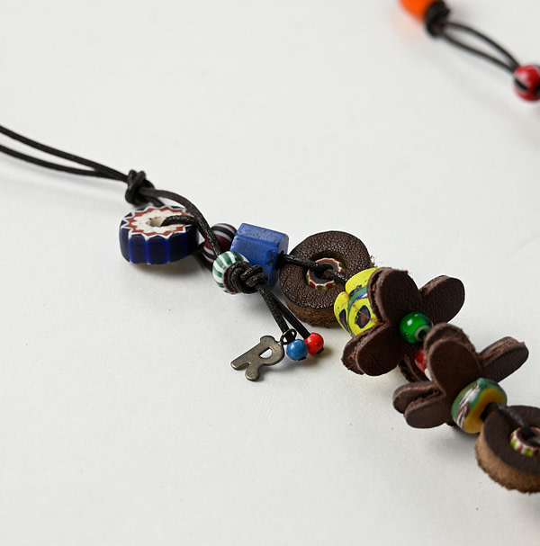 Leather x Glass Beads Round Flower Necklace Detail