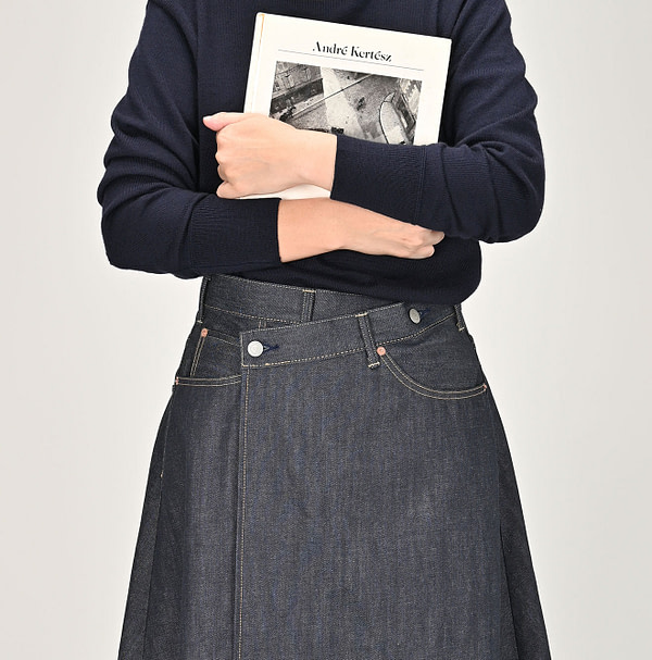 Rye Mugi Denim Crossover Skirt Itchora Female Model