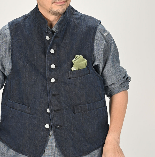 Futatabi 6.5 Sumi Ai 908 Stand Collar Vest Male Model