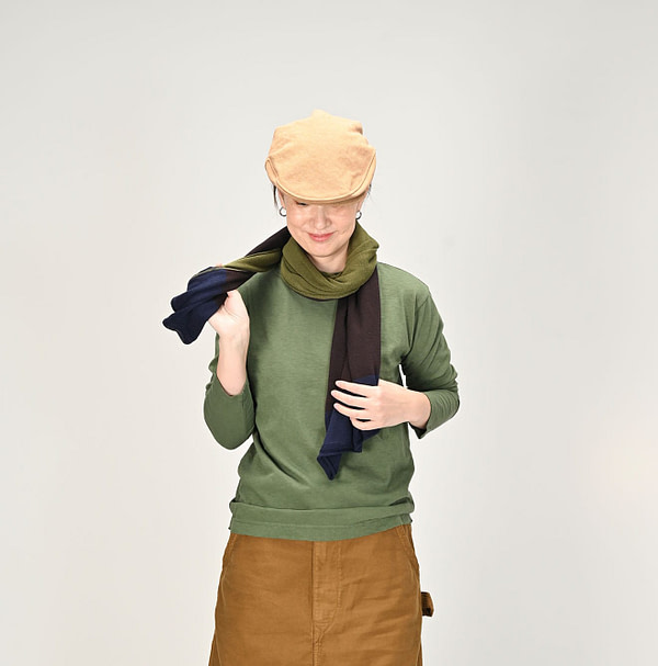 Super Gauze Tricolor Muffler Female Model