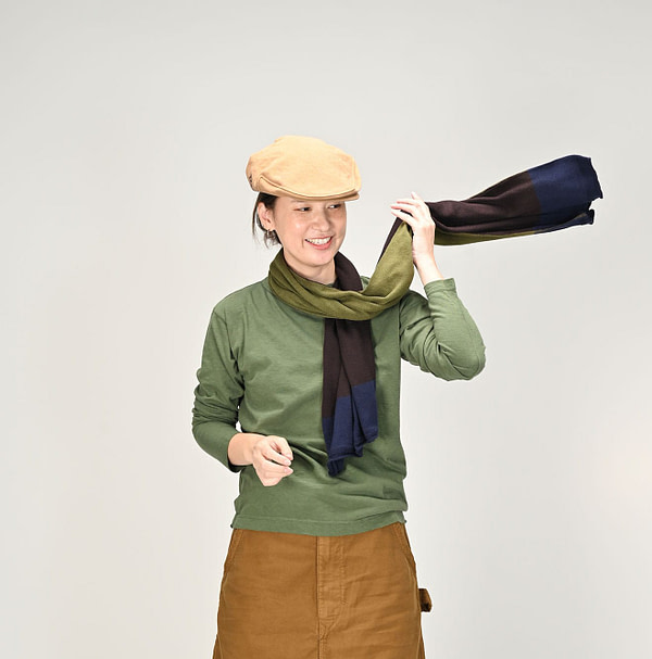 Super Gauze Tricolor Muffler Female Model