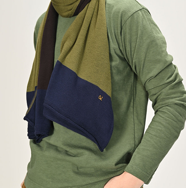 Super Gauze Tricolor Muffler Female Model