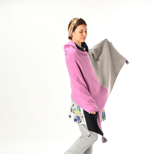 Float W-faced Poncho Female Model