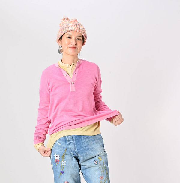 Plant Dyed Whole Super Gauze 908 Henley Female Model