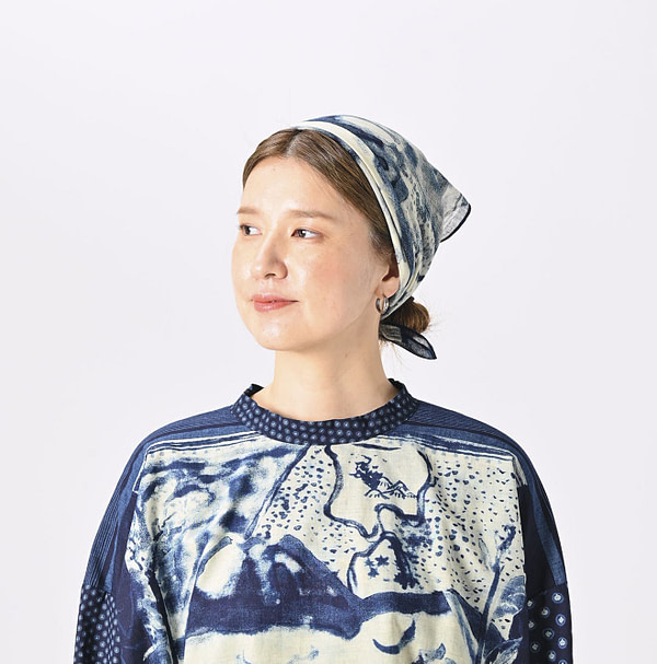 Indigo Picture Book Bandana Blouse Female Model