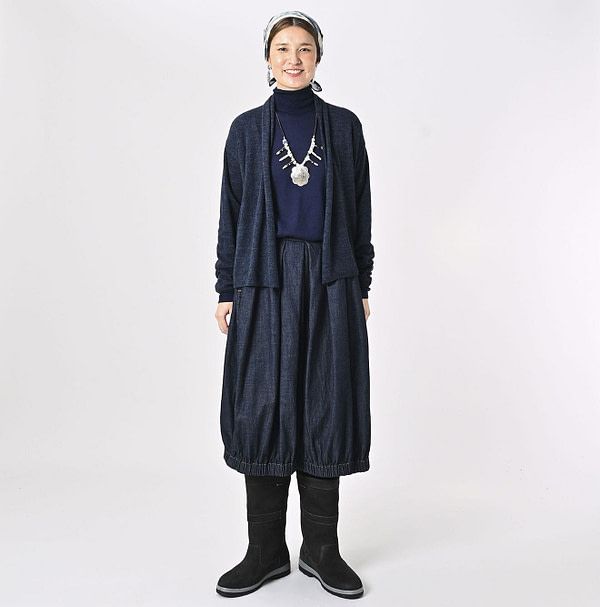 Plant Dyed Cashmere Super Gauze Cache-Coeur Female Model