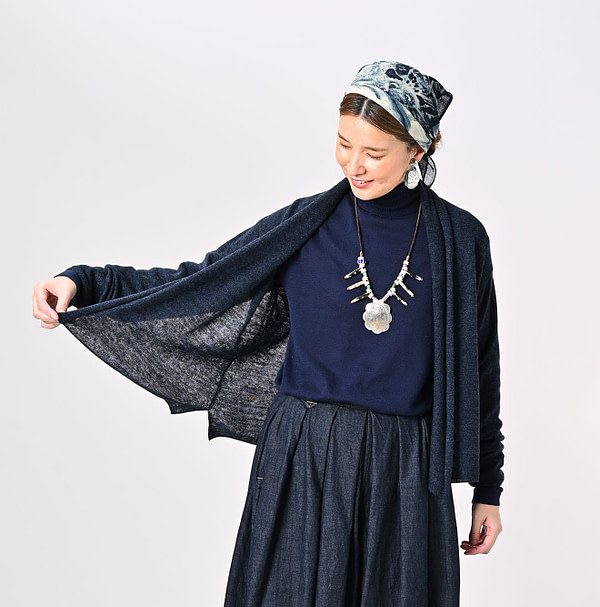 Plant Dyed Cashmere Super Gauze Cache-Coeur Female Model