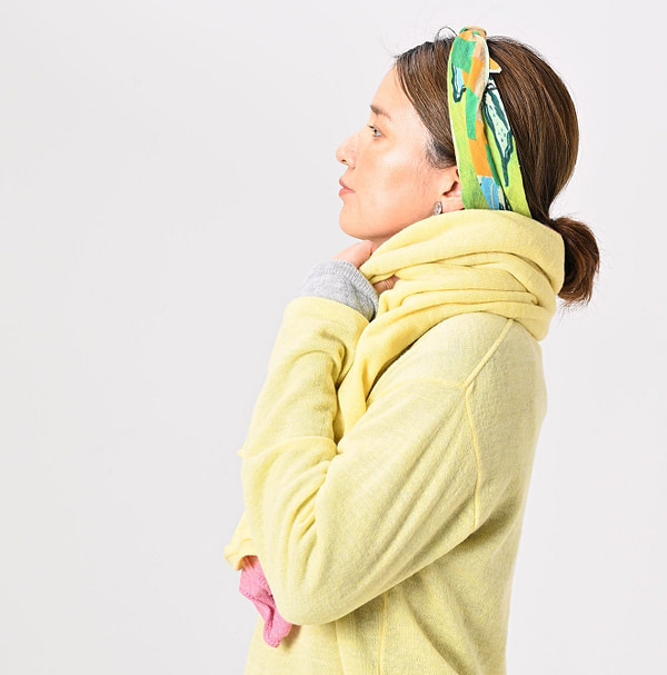 Plant Dyed Cashmere Super Gauze Muffler Female Model