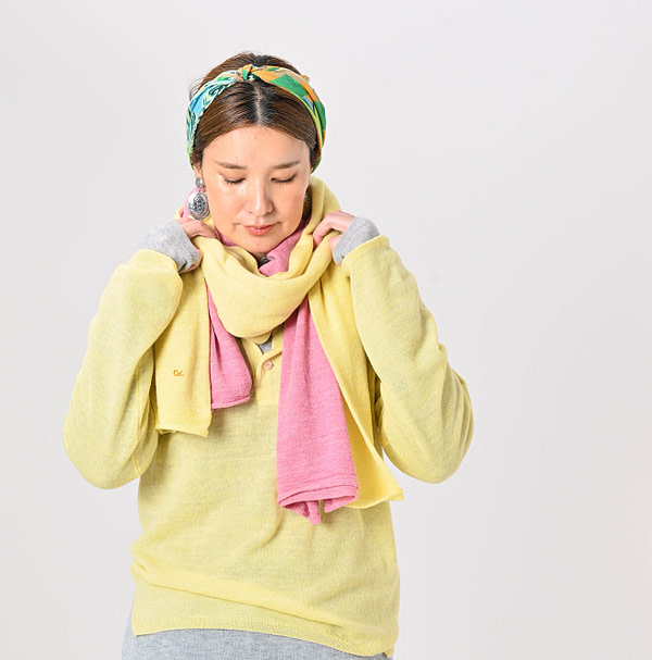 Plant Dyed Cashmere Super Gauze Muffler Female Model