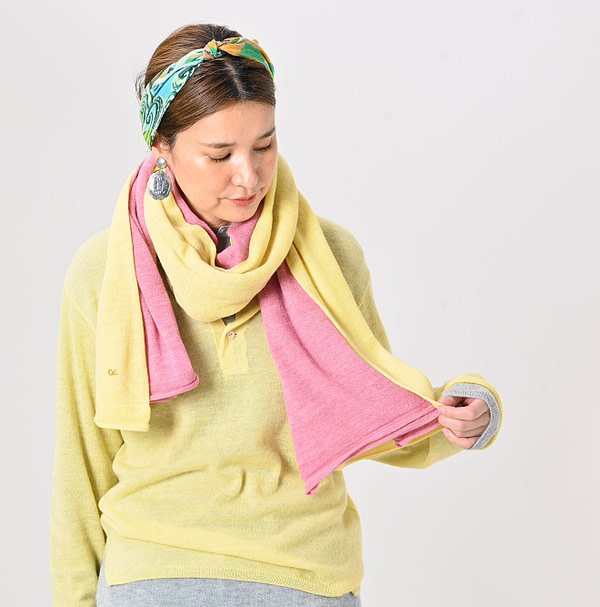 Plant Dyed Cashmere Super Gauze Muffler Female Model