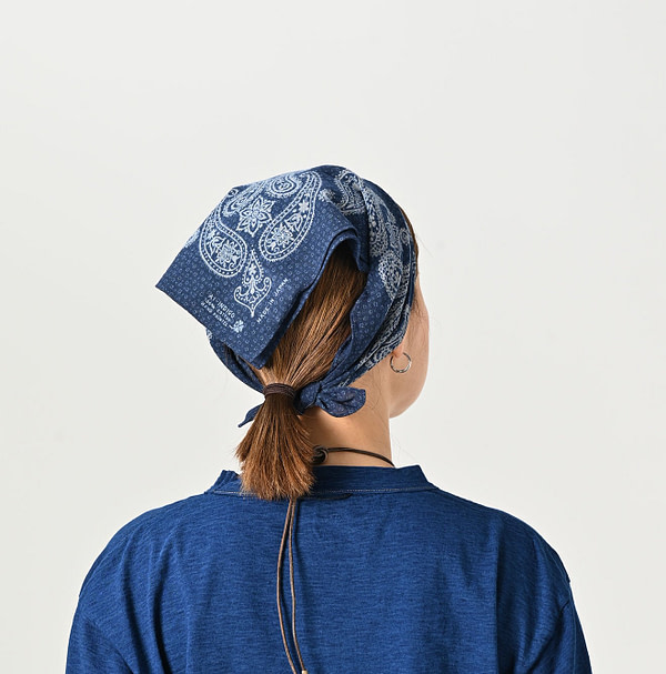 Indigo 18.5 Gauze Paisley Bandana Female Model