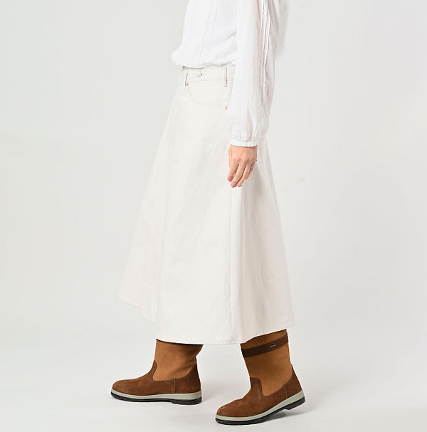 Rye Mugi Denim Crossover Skirt White Itchora Female Model
