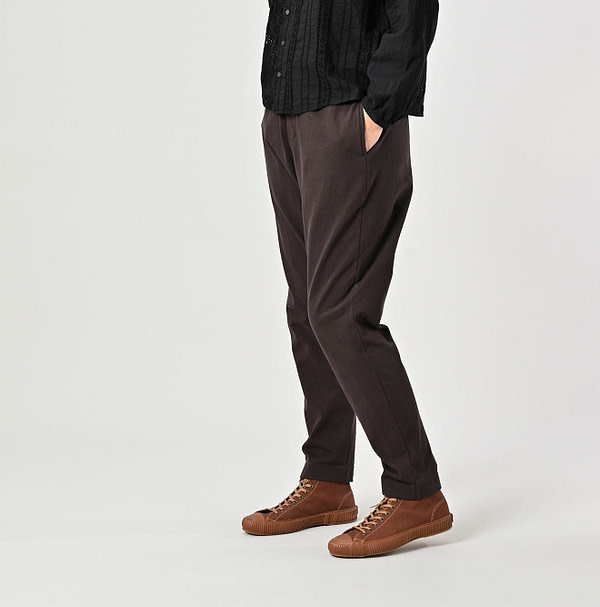 Dekoten 908 Sweat Pants Female Model